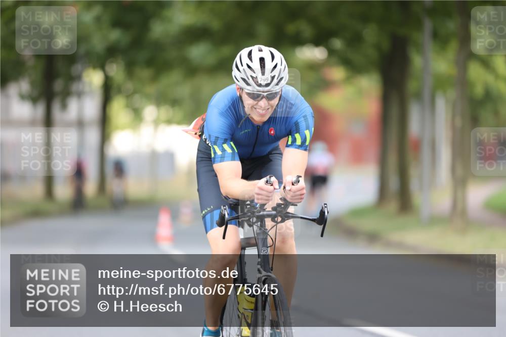 11.08.2024 - GEWOBA Citytriathlon Bremen H.Heesch http://msf.ph/oto/6775645 11.08.2024 11:43:24 Radfahren 846, 868, 925, 967 meine-sportfotos.de