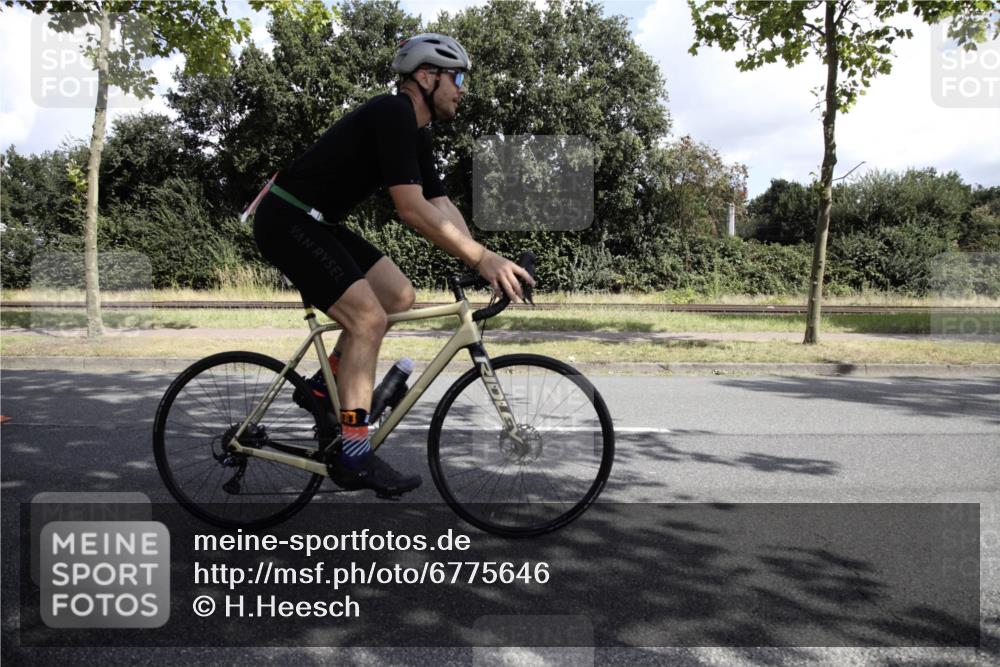11.08.2024 - GEWOBA Citytriathlon Bremen H.Heesch http://msf.ph/oto/6775646 11.08.2024 11:48:38 Radfahren 787, 829, 847, 870, 920, 939, 1025 meine-sportfotos.de
