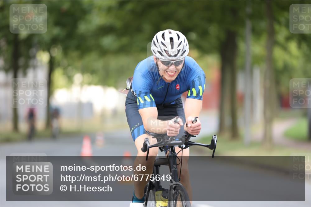 11.08.2024 - GEWOBA Citytriathlon Bremen H.Heesch http://msf.ph/oto/6775649 11.08.2024 11:43:24 Radfahren 846, 868, 925, 967 meine-sportfotos.de