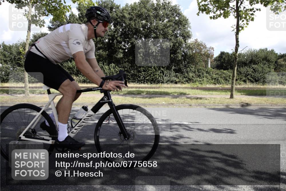 11.08.2024 - GEWOBA Citytriathlon Bremen H.Heesch http://msf.ph/oto/6775658 11.08.2024 11:49:04 Radfahren 792, 848, 901, 910 meine-sportfotos.de