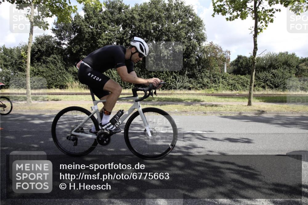 11.08.2024 - GEWOBA Citytriathlon Bremen H.Heesch http://msf.ph/oto/6775663 11.08.2024 11:49:25 Radfahren 815, 866, 894, 910 meine-sportfotos.de