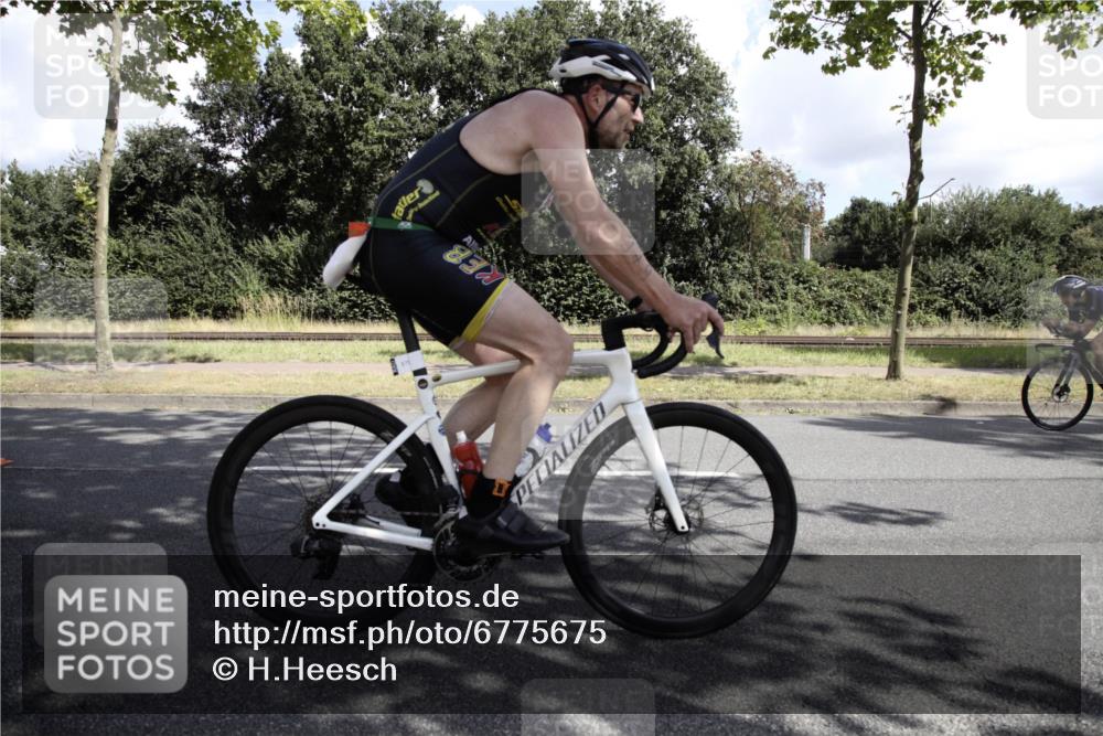 11.08.2024 - GEWOBA Citytriathlon Bremen H.Heesch http://msf.ph/oto/6775675 11.08.2024 11:49:59 Radfahren 785, 796, 862, 881, 979 meine-sportfotos.de
