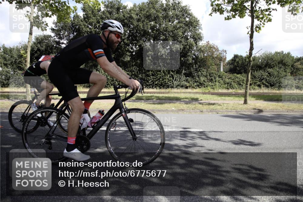 11.08.2024 - GEWOBA Citytriathlon Bremen H.Heesch http://msf.ph/oto/6775677 11.08.2024 11:50:01 Radfahren 785, 796, 862, 881, 979 meine-sportfotos.de