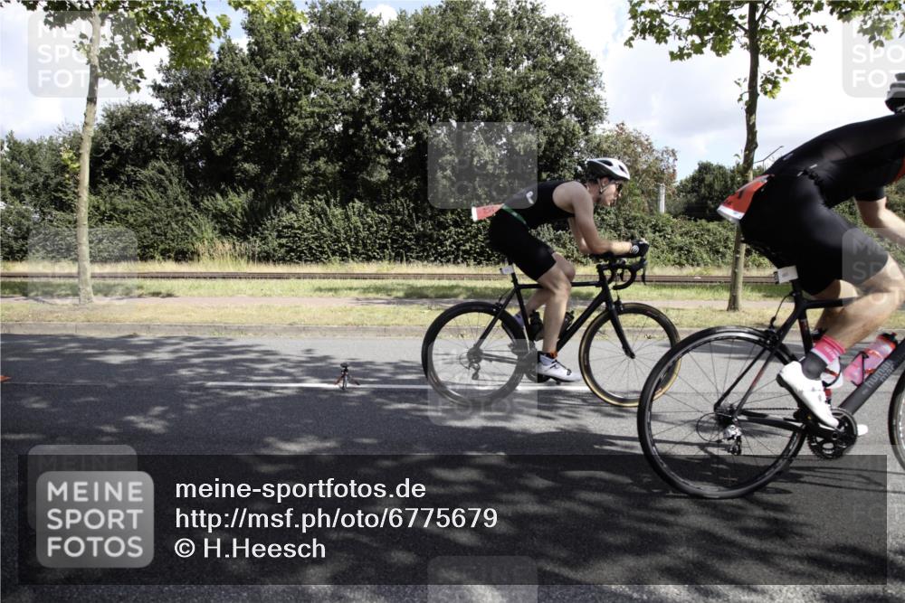 11.08.2024 - GEWOBA Citytriathlon Bremen H.Heesch http://msf.ph/oto/6775679 11.08.2024 11:50:01 Radfahren 785, 796, 862, 881, 979 meine-sportfotos.de