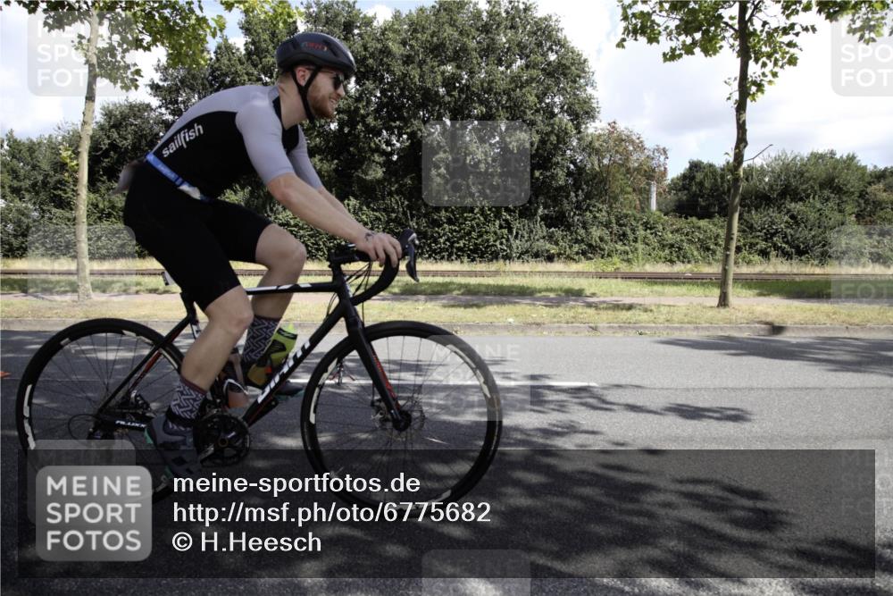 11.08.2024 - GEWOBA Citytriathlon Bremen H.Heesch http://msf.ph/oto/6775682 11.08.2024 11:50:04 Radfahren 785, 796, 862, 881, 929, 979, 1022 meine-sportfotos.de