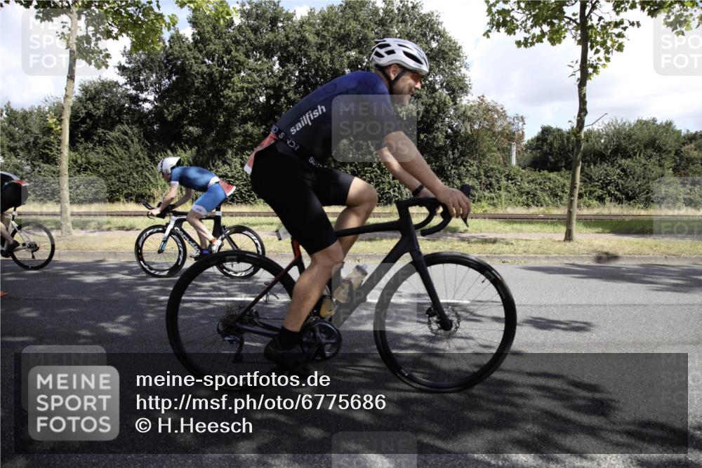 11.08.2024 - GEWOBA Citytriathlon Bremen H.Heesch http://msf.ph/oto/6775686 11.08.2024 11:50:15 Radfahren 915, 929, 981, 1022 meine-sportfotos.de