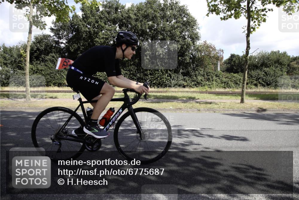 11.08.2024 - GEWOBA Citytriathlon Bremen H.Heesch http://msf.ph/oto/6775687 11.08.2024 11:50:18 Radfahren 915, 929, 981, 1022 meine-sportfotos.de