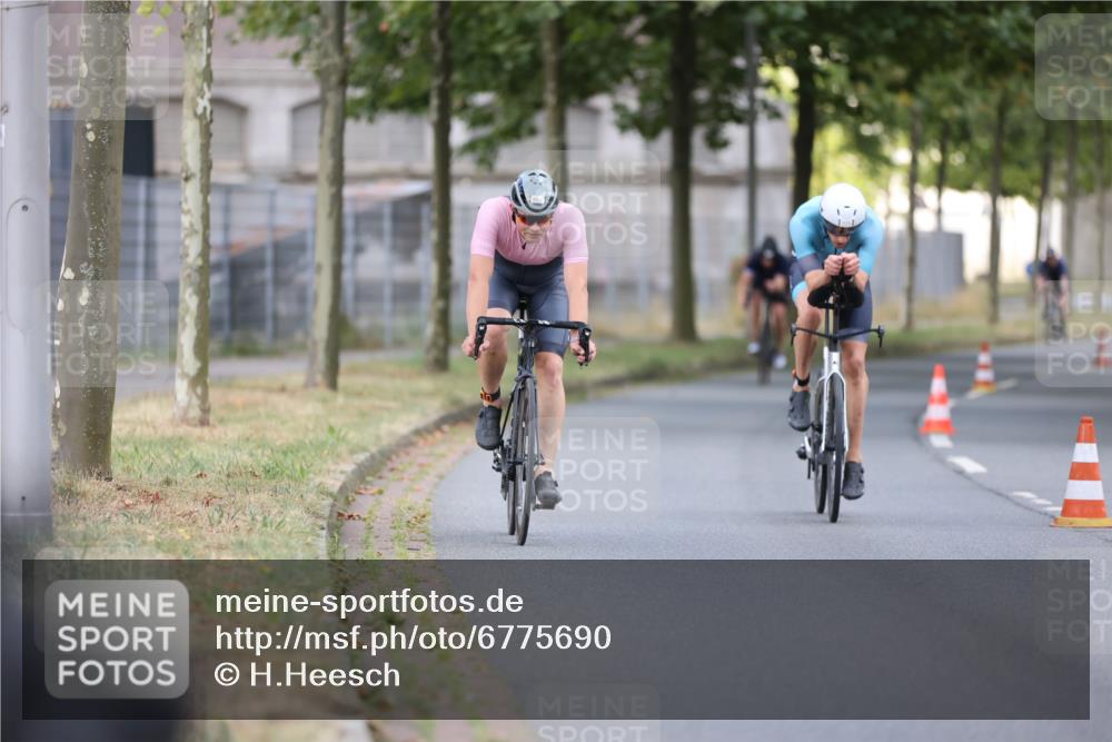 11.08.2024 - GEWOBA Citytriathlon Bremen H.Heesch http://msf.ph/oto/6775690 11.08.2024 11:43:29 Radfahren 770, 846, 868, 925, 967 meine-sportfotos.de