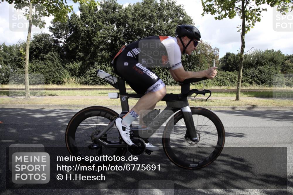 11.08.2024 - GEWOBA Citytriathlon Bremen H.Heesch http://msf.ph/oto/6775691 11.08.2024 11:50:27 Radfahren 915, 929, 966, 981, 992, 1022 meine-sportfotos.de