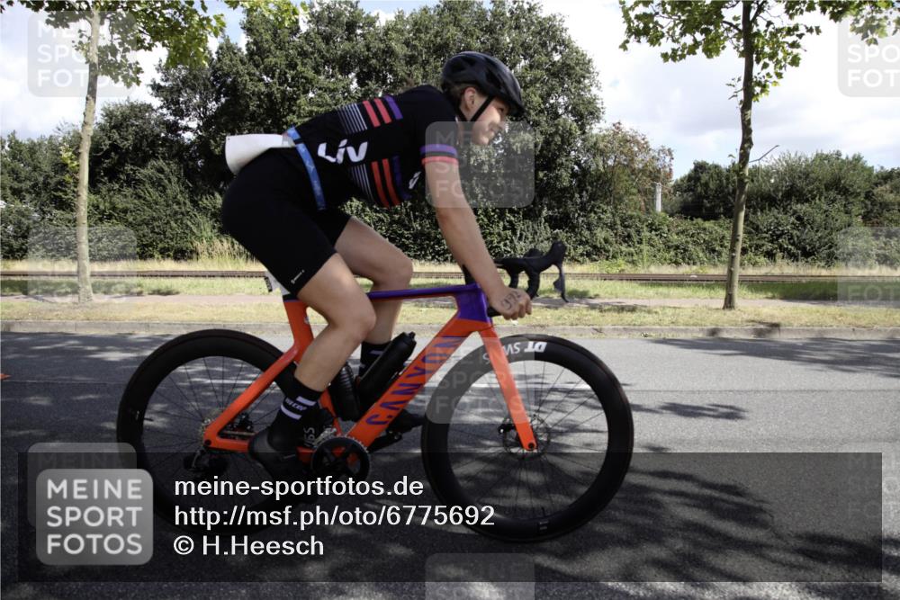11.08.2024 - GEWOBA Citytriathlon Bremen H.Heesch http://msf.ph/oto/6775692 11.08.2024 11:50:38 Radfahren 741, 748, 783, 915, 963, 966, 992, 1021, 1027 meine-sportfotos.de