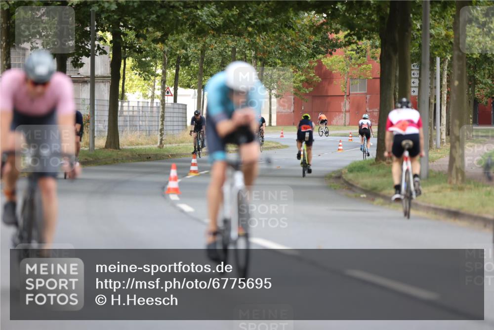 11.08.2024 - GEWOBA Citytriathlon Bremen H.Heesch http://msf.ph/oto/6775695 11.08.2024 11:43:29 Radfahren 770, 846, 868, 925, 967 meine-sportfotos.de