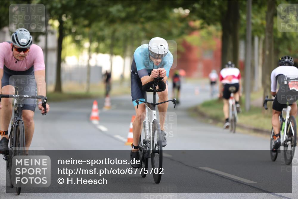 11.08.2024 - GEWOBA Citytriathlon Bremen H.Heesch http://msf.ph/oto/6775702 11.08.2024 11:43:30 Radfahren 770, 846, 868, 925, 967 meine-sportfotos.de