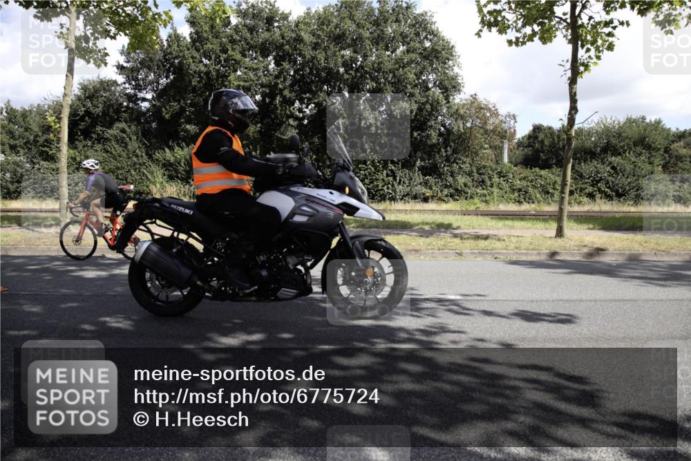 11.08.2024 - GEWOBA Citytriathlon Bremen H.Heesch http://msf.ph/oto/6775724 11.08.2024 11:51:22 Radfahren 803, 863, 993 meine-sportfotos.de