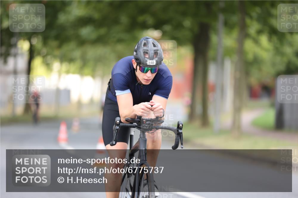 11.08.2024 - GEWOBA Citytriathlon Bremen H.Heesch http://msf.ph/oto/6775737 11.08.2024 11:43:34 Radfahren 770, 846, 868, 925, 967 meine-sportfotos.de