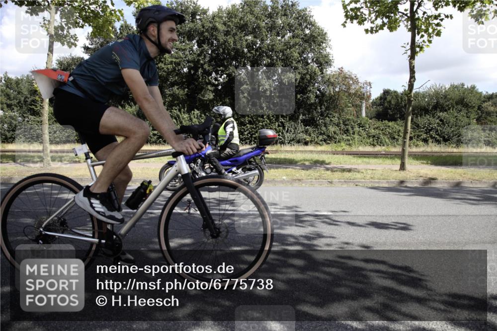 11.08.2024 - GEWOBA Citytriathlon Bremen H.Heesch http://msf.ph/oto/6775738 11.08.2024 11:51:56 Radfahren 743, 797, 817, 988, 1016, 1034 meine-sportfotos.de