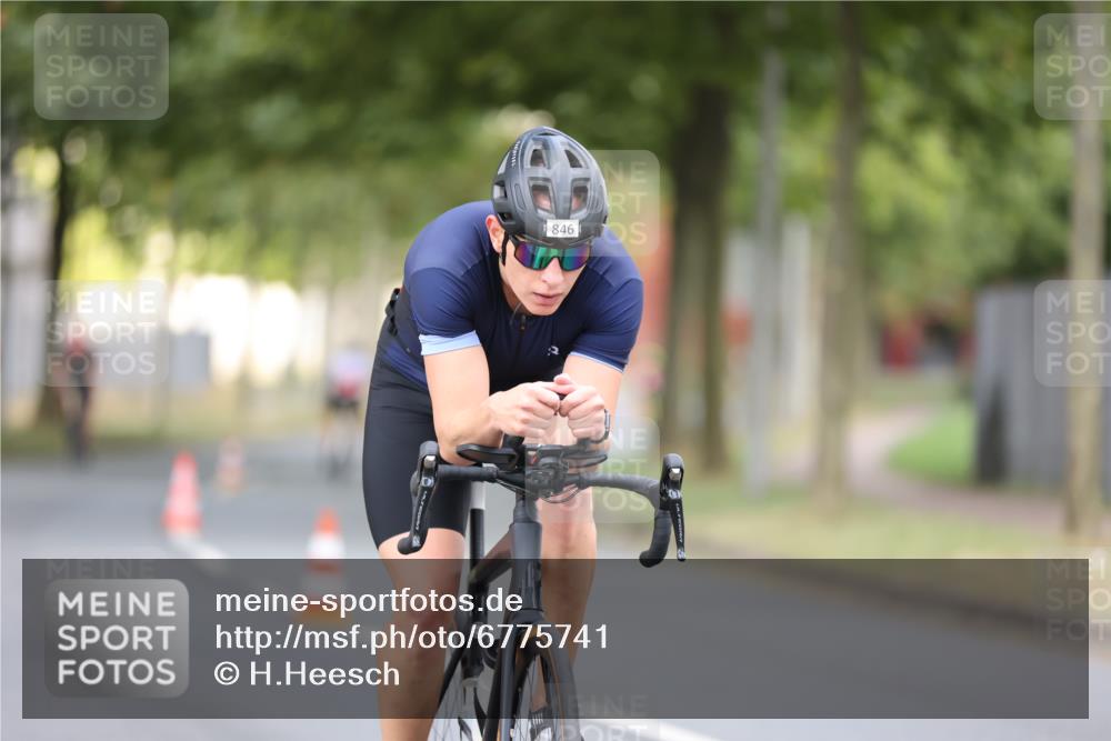 11.08.2024 - GEWOBA Citytriathlon Bremen H.Heesch http://msf.ph/oto/6775741 11.08.2024 11:43:34 Radfahren 770, 846, 868, 925, 967 meine-sportfotos.de