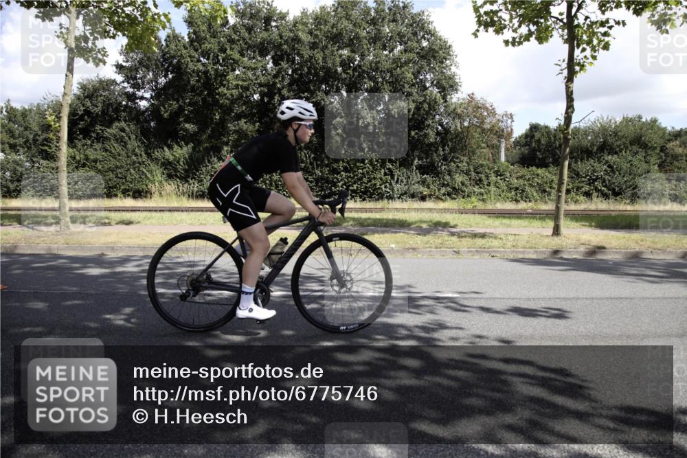 11.08.2024 - GEWOBA Citytriathlon Bremen H.Heesch http://msf.ph/oto/6775746 11.08.2024 11:51:57 Radfahren 743, 797, 817, 932, 988, 1016, 1034 meine-sportfotos.de