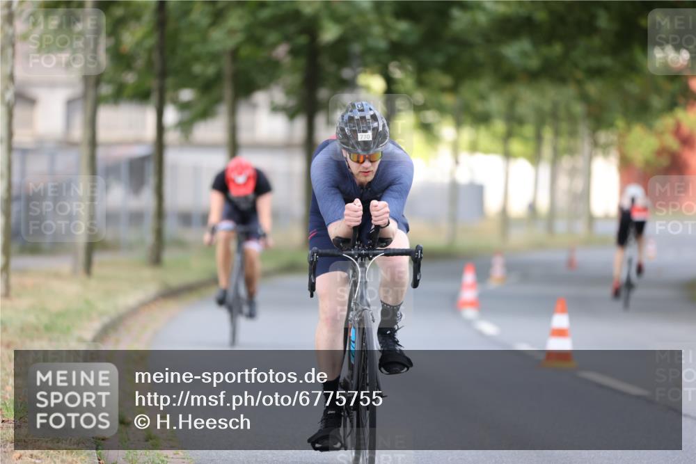 11.08.2024 - GEWOBA Citytriathlon Bremen H.Heesch http://msf.ph/oto/6775755 11.08.2024 11:43:38 Radfahren 770, 846, 868, 925 meine-sportfotos.de