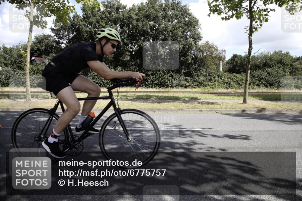 11.08.2024 - GEWOBA Citytriathlon Bremen H.Heesch http://msf.ph/oto/6775757 11.08.2024 11:52:06 Radfahren 743, 794, 818, 932, 945, 988, 1016, 1017 meine-sportfotos.de
