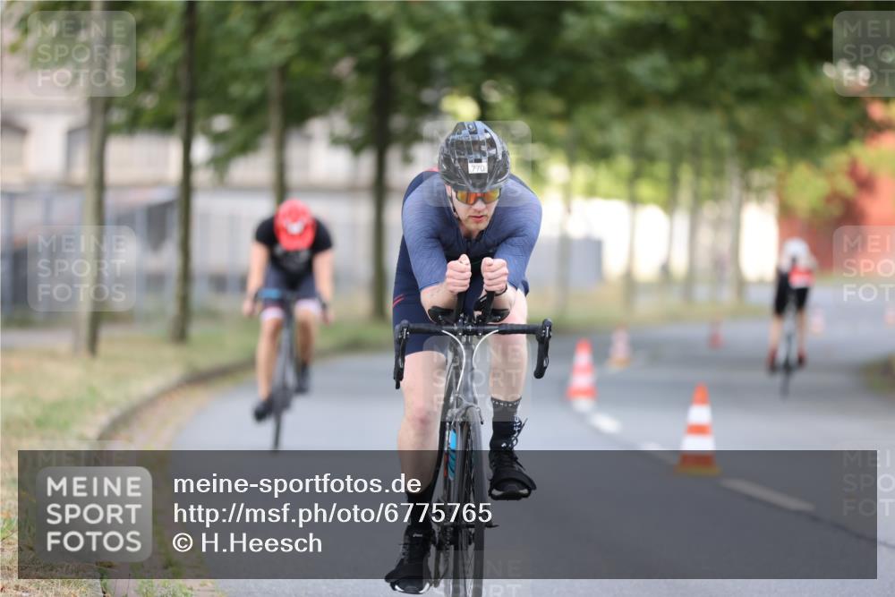 11.08.2024 - GEWOBA Citytriathlon Bremen H.Heesch http://msf.ph/oto/6775765 11.08.2024 11:43:38 Radfahren 770, 846, 868, 925 meine-sportfotos.de