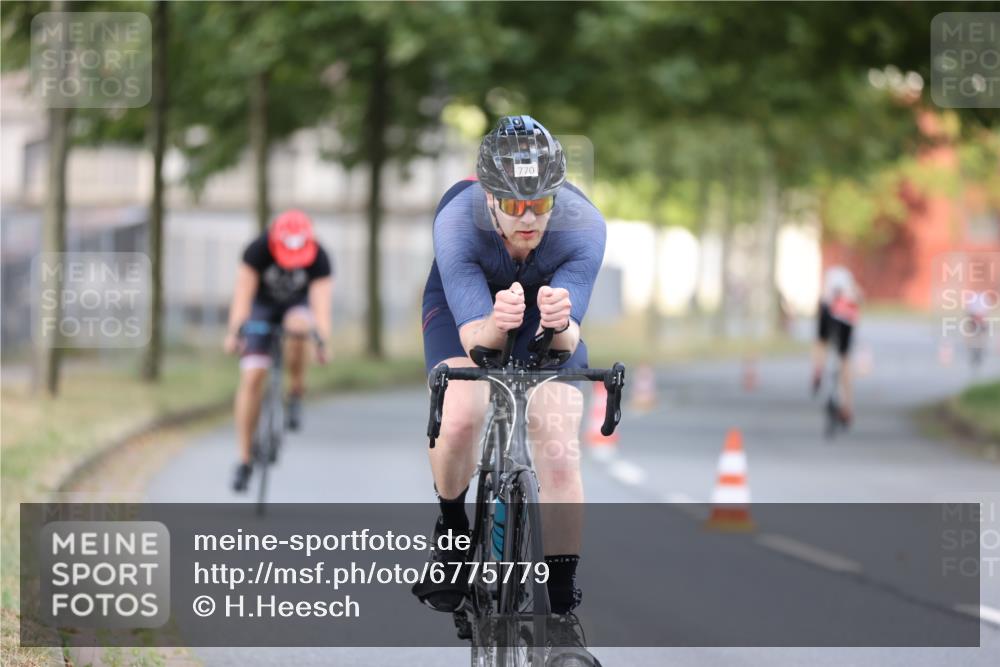 11.08.2024 - GEWOBA Citytriathlon Bremen H.Heesch http://msf.ph/oto/6775779 11.08.2024 11:43:38 Radfahren 770, 846, 868, 925 meine-sportfotos.de