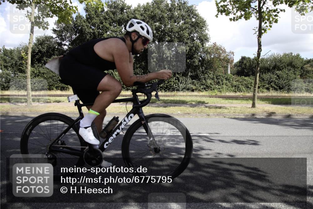 11.08.2024 - GEWOBA Citytriathlon Bremen H.Heesch http://msf.ph/oto/6775795 11.08.2024 11:52:23 Radfahren 745, 762, 794, 818, 889, 945, 953, 971, 1017 meine-sportfotos.de