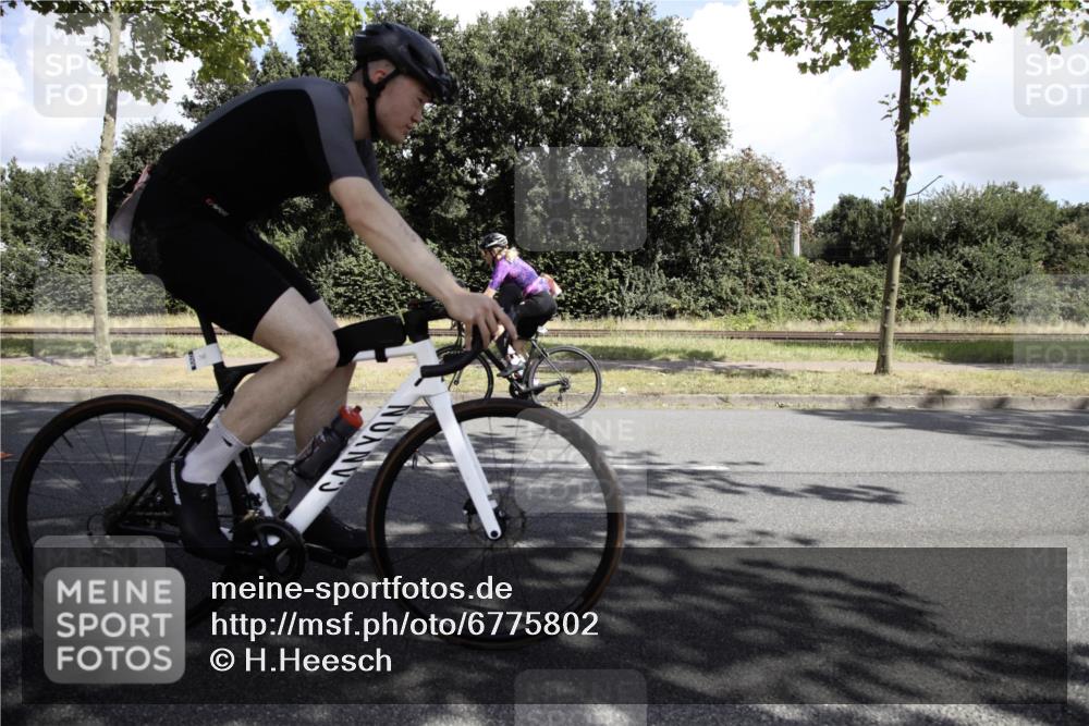 11.08.2024 - GEWOBA Citytriathlon Bremen H.Heesch http://msf.ph/oto/6775802 11.08.2024 11:52:26 Radfahren 745, 762, 794, 818, 889, 945, 953, 971, 1017 meine-sportfotos.de