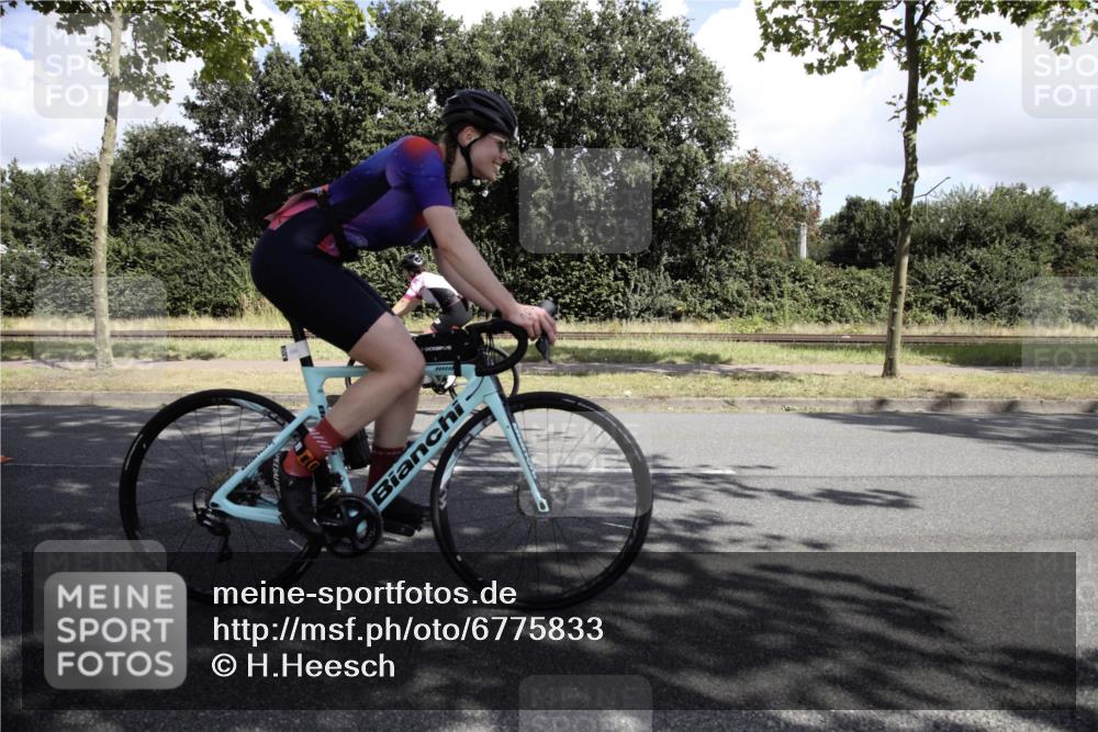 11.08.2024 - GEWOBA Citytriathlon Bremen H.Heesch http://msf.ph/oto/6775833 11.08.2024 11:53:01 Radfahren 917, 1005 meine-sportfotos.de