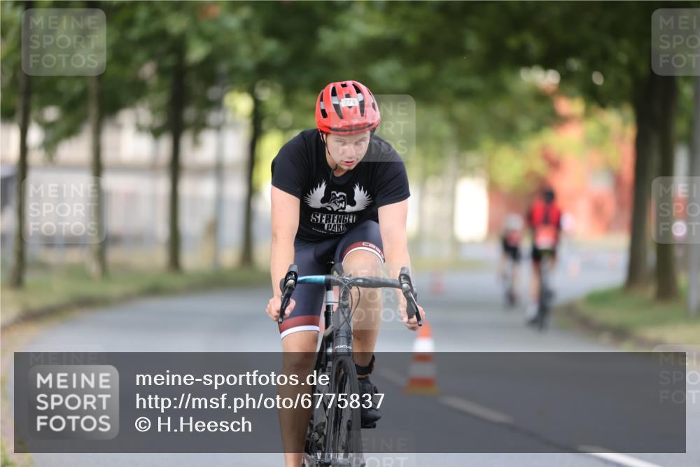 11.08.2024 - GEWOBA Citytriathlon Bremen H.Heesch http://msf.ph/oto/6775837 11.08.2024 11:43:40 Radfahren 770, 846, 868, 925, 1039 meine-sportfotos.de