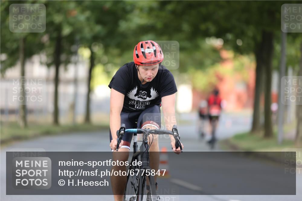 11.08.2024 - GEWOBA Citytriathlon Bremen H.Heesch http://msf.ph/oto/6775847 11.08.2024 11:43:40 Radfahren 770, 846, 868, 925, 1039 meine-sportfotos.de