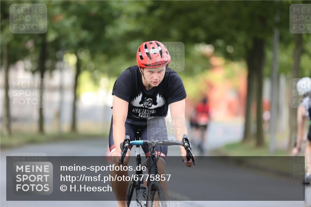 11.08.2024 - GEWOBA Citytriathlon Bremen H.Heesch http://msf.ph/oto/6775857 11.08.2024 11:43:40 Radfahren 770, 846, 868, 925, 1039 meine-sportfotos.de