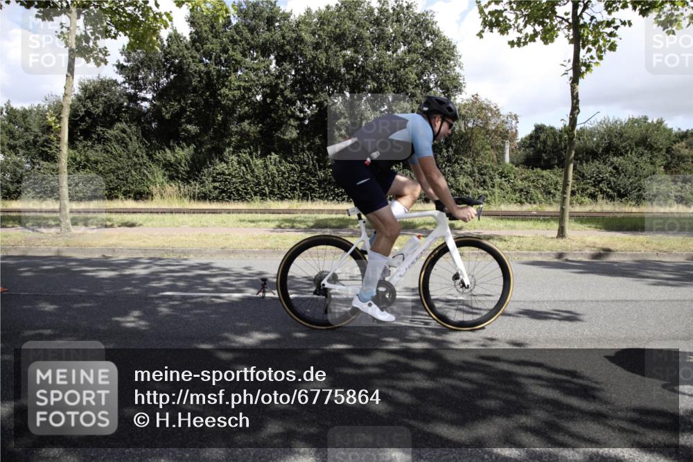 11.08.2024 - GEWOBA Citytriathlon Bremen H.Heesch http://msf.ph/oto/6775864 11.08.2024 11:53:43 Radfahren 751, 940, 1000, 1009 meine-sportfotos.de