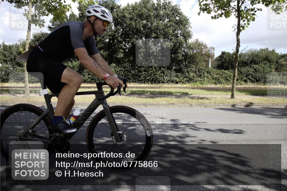 11.08.2024 - GEWOBA Citytriathlon Bremen H.Heesch http://msf.ph/oto/6775866 11.08.2024 11:53:46 Radfahren 751, 940, 1000, 1009 meine-sportfotos.de