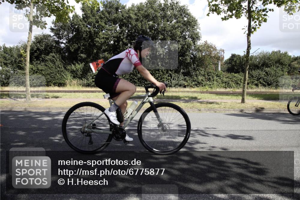 11.08.2024 - GEWOBA Citytriathlon Bremen H.Heesch http://msf.ph/oto/6775877 11.08.2024 11:54:02 Radfahren 804, 856, 969, 1000 meine-sportfotos.de