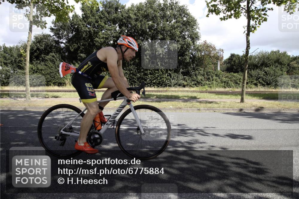 11.08.2024 - GEWOBA Citytriathlon Bremen H.Heesch http://msf.ph/oto/6775884 11.08.2024 11:54:05 Radfahren 804, 856, 969, 1000 meine-sportfotos.de