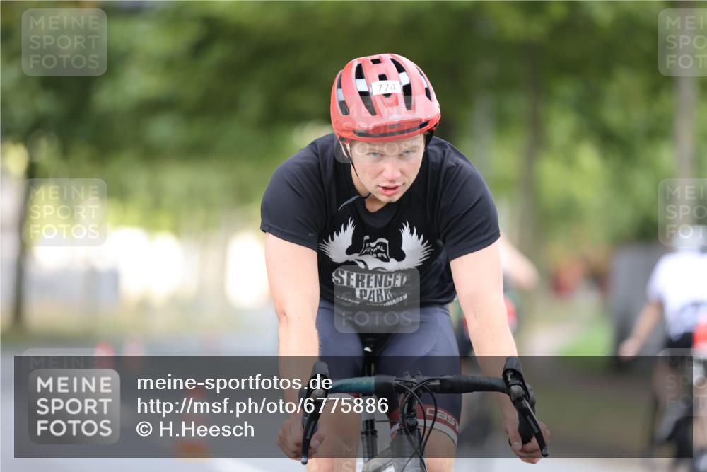 11.08.2024 - GEWOBA Citytriathlon Bremen H.Heesch http://msf.ph/oto/6775886 11.08.2024 11:43:40 Radfahren 770, 846, 868, 925, 1039 meine-sportfotos.de
