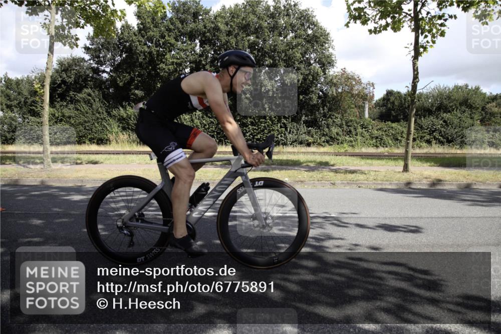 11.08.2024 - GEWOBA Citytriathlon Bremen H.Heesch http://msf.ph/oto/6775891 11.08.2024 11:54:14 Radfahren 804, 840, 856, 969, 1011 meine-sportfotos.de