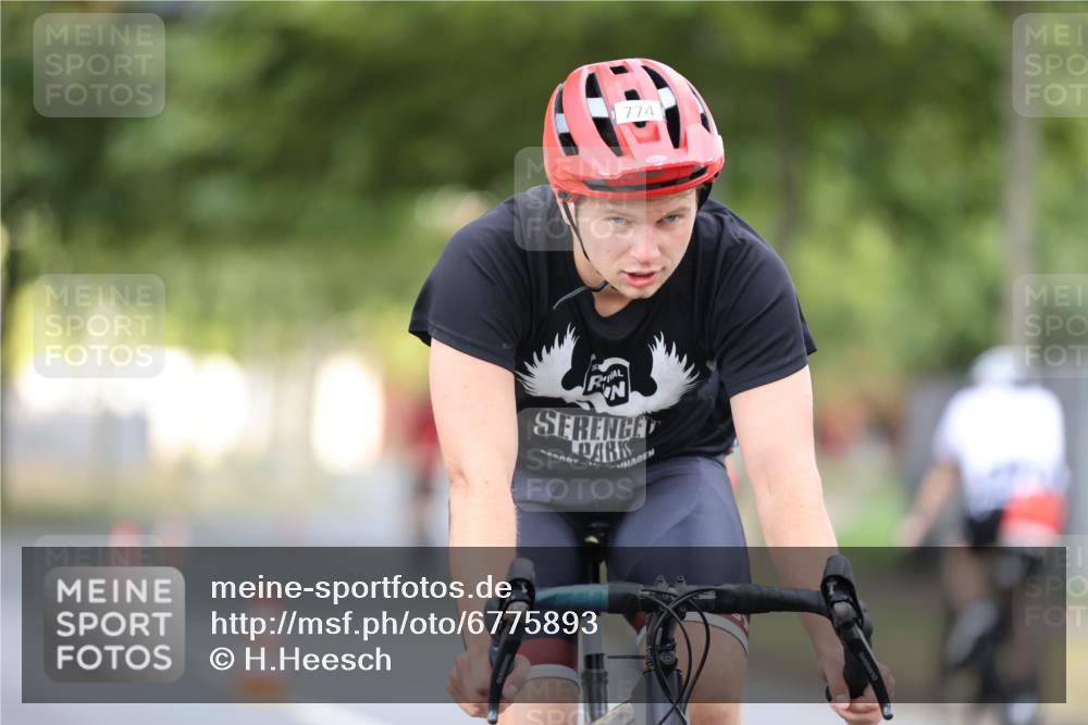 11.08.2024 - GEWOBA Citytriathlon Bremen H.Heesch http://msf.ph/oto/6775893 11.08.2024 11:43:40 Radfahren 770, 846, 868, 925, 1039 meine-sportfotos.de