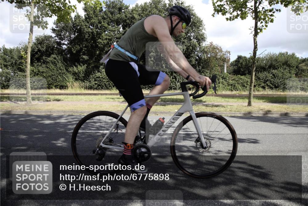 11.08.2024 - GEWOBA Citytriathlon Bremen H.Heesch http://msf.ph/oto/6775898 11.08.2024 11:54:27 Radfahren 831, 840, 898, 961, 1011 meine-sportfotos.de