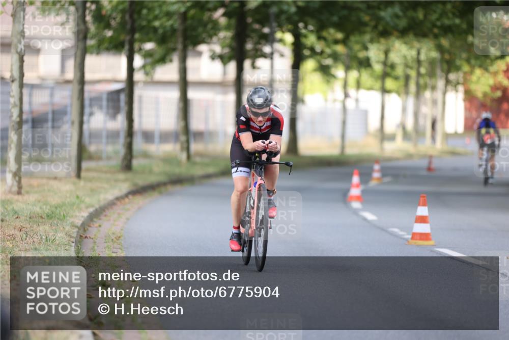 11.08.2024 - GEWOBA Citytriathlon Bremen H.Heesch http://msf.ph/oto/6775904 11.08.2024 11:43:51 Radfahren 914, 1039 meine-sportfotos.de
