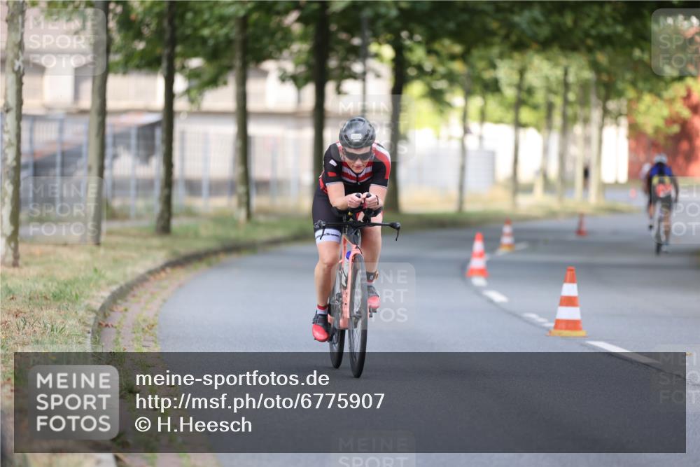 11.08.2024 - GEWOBA Citytriathlon Bremen H.Heesch http://msf.ph/oto/6775907 11.08.2024 11:43:51 Radfahren 914, 1039 meine-sportfotos.de