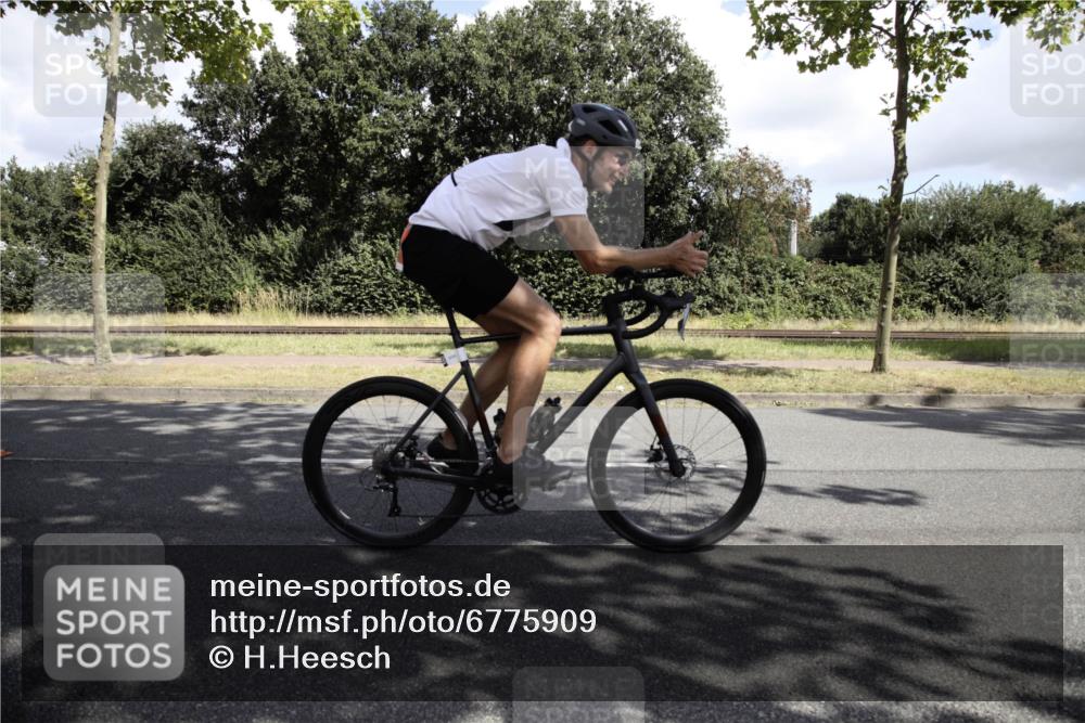 11.08.2024 - GEWOBA Citytriathlon Bremen H.Heesch http://msf.ph/oto/6775909 11.08.2024 11:54:36 Radfahren 831, 840, 850, 898, 961, 1011 meine-sportfotos.de