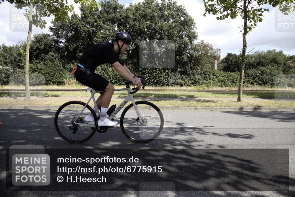 11.08.2024 - GEWOBA Citytriathlon Bremen H.Heesch http://msf.ph/oto/6775915 11.08.2024 11:54:41 Radfahren 749, 831, 850, 898, 957, 961 meine-sportfotos.de