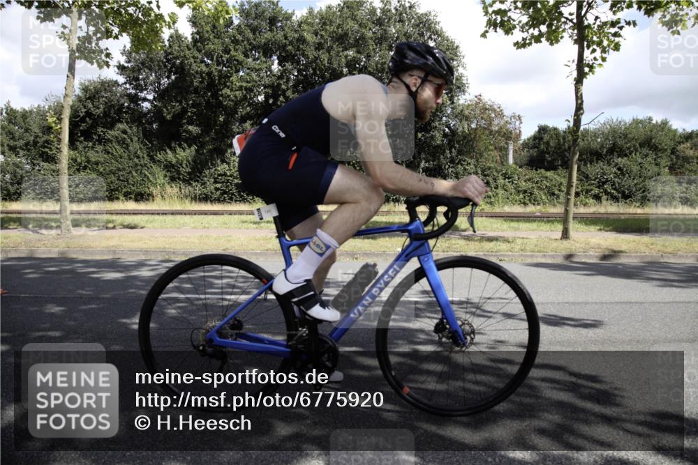 11.08.2024 - GEWOBA Citytriathlon Bremen H.Heesch http://msf.ph/oto/6775920 11.08.2024 11:54:51 Radfahren 749, 824, 831, 850, 957, 960, 998 meine-sportfotos.de