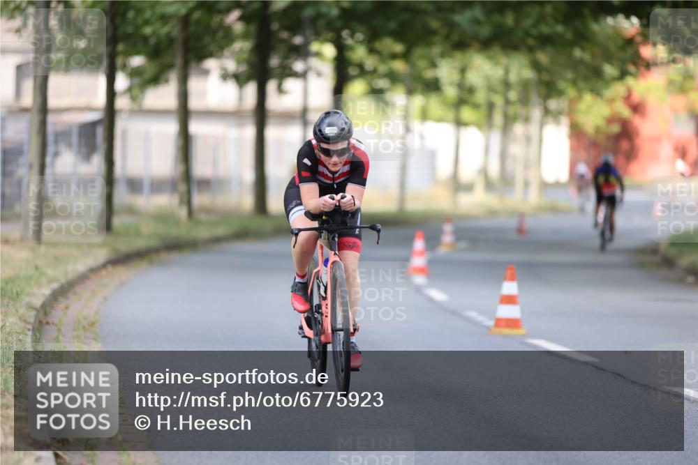 11.08.2024 - GEWOBA Citytriathlon Bremen H.Heesch http://msf.ph/oto/6775923 11.08.2024 11:43:51 Radfahren 914, 1039 meine-sportfotos.de
