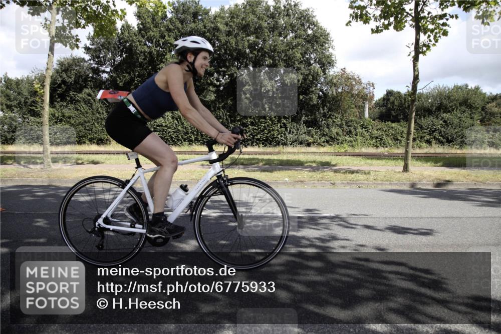 11.08.2024 - GEWOBA Citytriathlon Bremen H.Heesch http://msf.ph/oto/6775933 11.08.2024 11:54:59 Radfahren 749, 824, 850, 957, 960, 998 meine-sportfotos.de