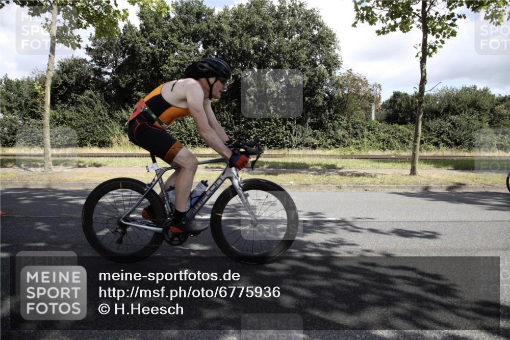 11.08.2024 - GEWOBA Citytriathlon Bremen H.Heesch http://msf.ph/oto/6775936 11.08.2024 11:55:01 Radfahren 749, 824, 850, 957, 960, 998 meine-sportfotos.de