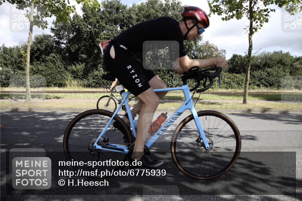 11.08.2024 - GEWOBA Citytriathlon Bremen H.Heesch http://msf.ph/oto/6775939 11.08.2024 11:55:18 Radfahren 781, 878, 1038 meine-sportfotos.de