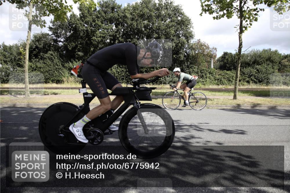 11.08.2024 - GEWOBA Citytriathlon Bremen H.Heesch http://msf.ph/oto/6775942 11.08.2024 11:55:19 Radfahren 781, 878, 1038 meine-sportfotos.de