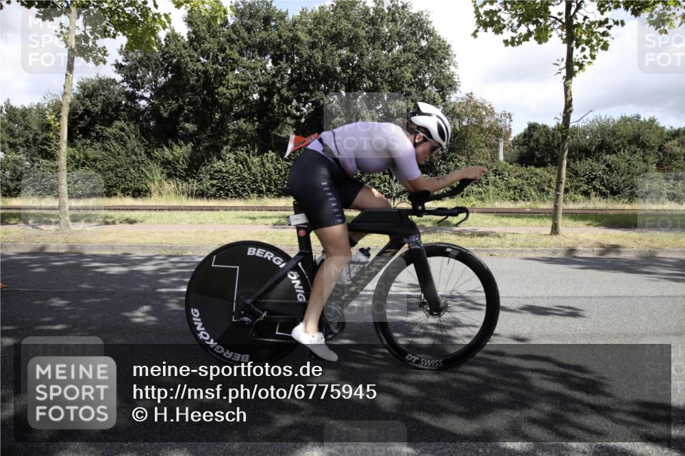 11.08.2024 - GEWOBA Citytriathlon Bremen H.Heesch http://msf.ph/oto/6775945 11.08.2024 11:55:25 Radfahren 781, 878, 879, 1038 meine-sportfotos.de